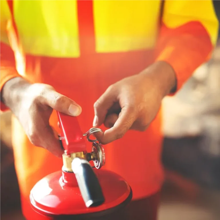 Inspección y preparación de extintores realizada por una empresa de seguridad contra incendios